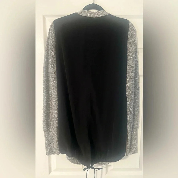 Women’s BANANA‎ REPUBLIC Woven-Back V Neck Snap Cardigan Gray Black. Size M. - Picture 4 of 11